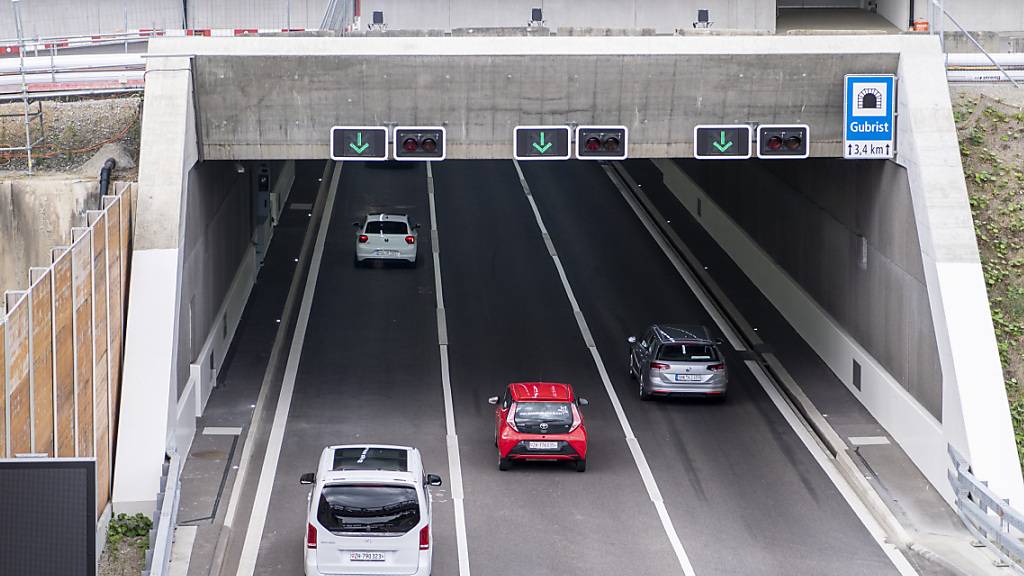Am 3. Juli wurden im Gubrist alle drei Fahrspuren der dritten Tunnelröhre für den Verkehr freigegeben. Seitdem gibt es weniger Stau und Ausweichverkehr in Fahrtrichtung Bern. (Archivbild)