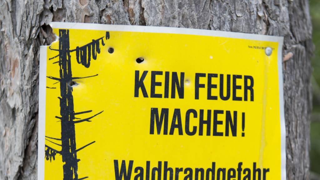 In Teilen Graubündens herrscht ab Freitag 12 Uhr ein absolutes Feuerverbot. (Symbolbild)