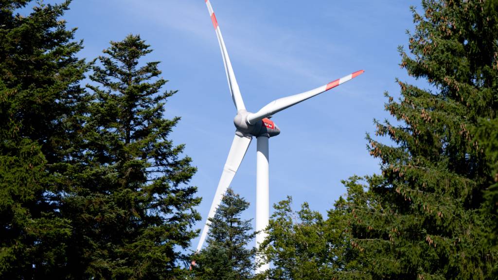 Die SVP will mit einer Gesetzesänderung erreichen, dass St. Galler Gemeinden Mindestabstände von Windenergieanlagen zu Wohnsiedlungen in ihre Baureglemente aufnehmen können. (Symbolbild)