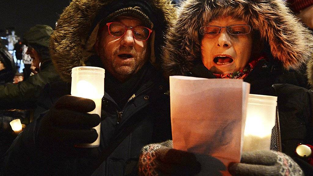 Protest mit Gesang und Lichterkette: Polen demonstrieren gegen die geplante Justizreform, die ihrer Meinung nach die Gewaltenteilung gefährdet.