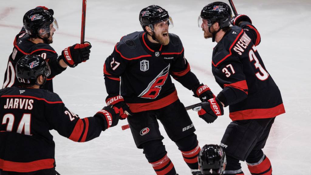 Nikolaj Ehlers (Bildmitte), steht mit den Carolina Hurricanes vor dem Gewinn des Stanley Cup