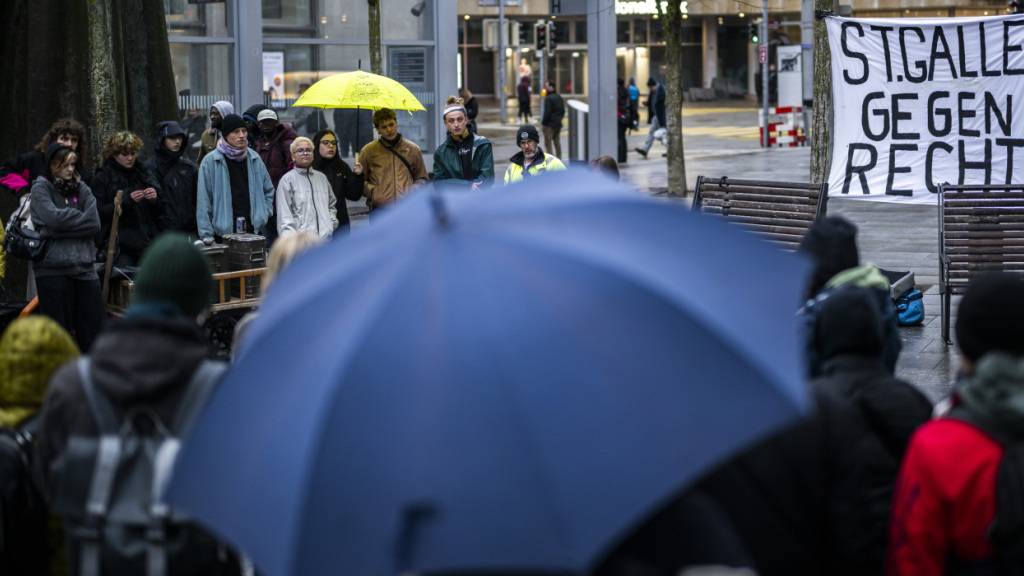 Dutzende Personen demonstrieren in St. Gallen gegen die Polizei