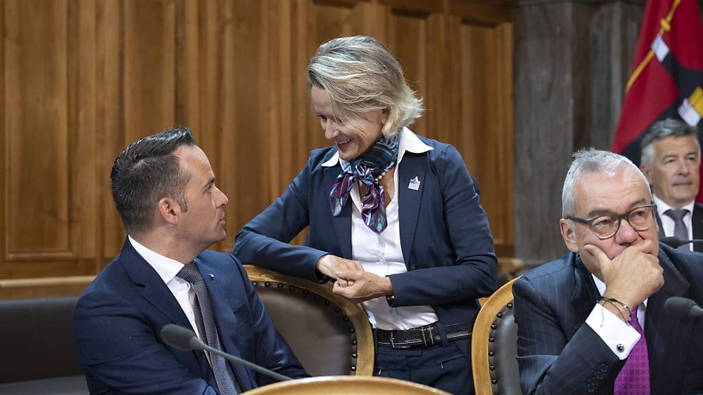 Die beiden Luzerner Ständeratsmitglieder, Andrea Gmür (Mitte) und Damian Müller (FDP), unterhalten sich an der Herbstsession 2022 im Ständerat. Beide kandidieren für eine weitere Legislatur. (Archivaufnahme)
