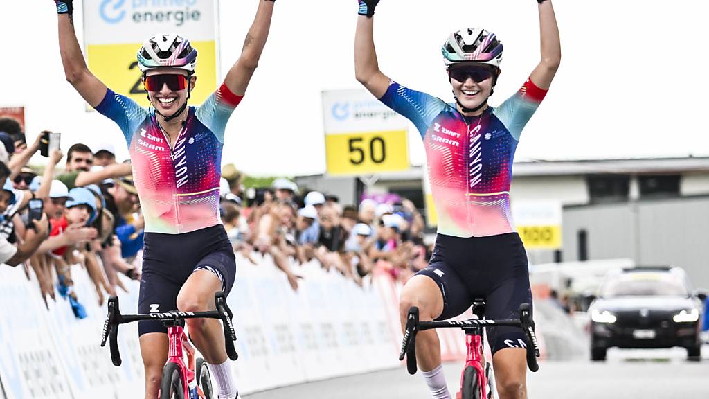 Die 22-jährige Neve Bradbury (rechts) triumphiert vor ihrer polnischen Teamkollegin Katarzyna Niewiadoma