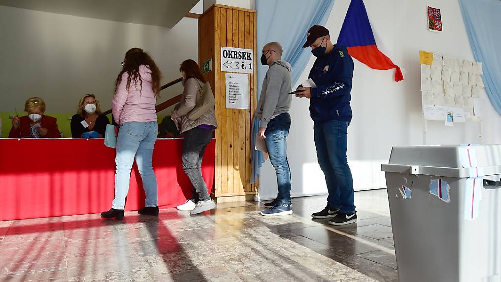 In Tschechien ist die zweitägige Parlamentswahl fortgesetzt worden. Einem Zwischenstand zufolge steuert der populistische Regierungschef Andrej Babis auf einen Sieg zu. Foto: Peøina Ludìk/CTK/dpa