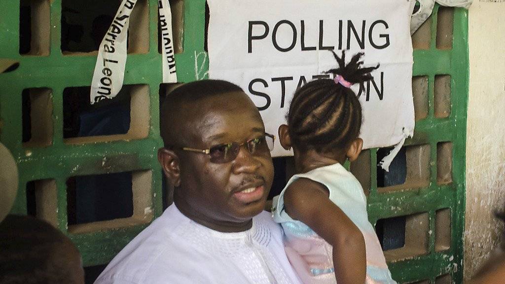 Julius Maada Bio hat die Präsidentschaftswahl in Sierra Leone knapp gewonnen. (Archivbild)