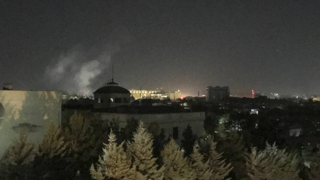 Nach einer Explosion steigt Rauch in den Nachthimmel auf in der Nähe der US-Botschaft in der afghanischen Hauptstadt Kabul.