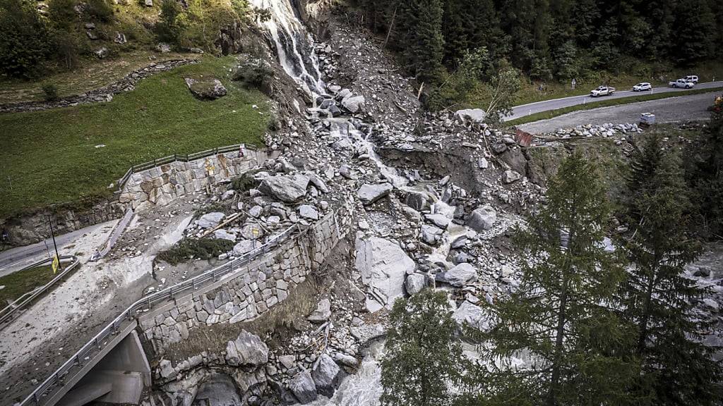 Mehrere tausend Tonnen Geröll und Felsbrocken stürzten infolge heftiger Regenfälle den Berg hinunter und schnitten Touristen und Einheimische im Saastal seit dem vergangenen Donnerstag von der Aussenwelt ab. (Archivbild)