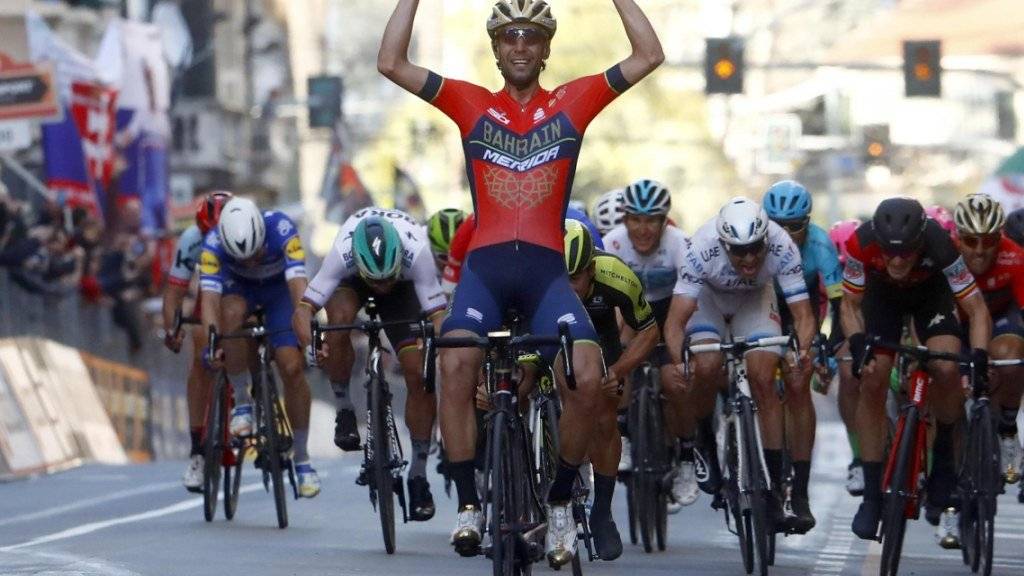 Der Italiener Vincenzo Nibali rettet sich vor dem heranbrausenden Feld über die Ziellinie