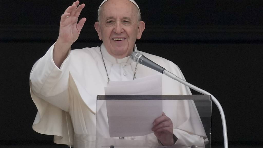 Papst Franziskus winkt, während er das Angelus-Mittagsgebet spricht. Foto: Andrew Medichini/AP/dpa