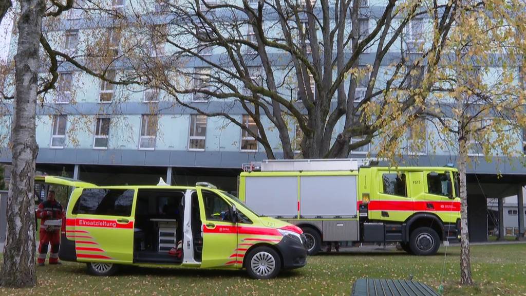 Brand im Untergeschoss: Grosseinsatz der Feuerwehr am Zürcher Unispital