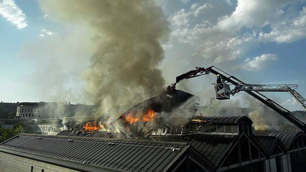Feuer richtet massiven Schaden an Turnhalle in Dättwil an