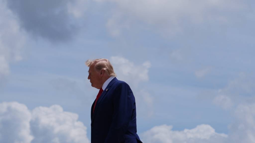 US-Präsident Donald Trump trifft auf der Dobbins Air Reserve Base ein. Foto: Julia Demaree Nikhinson/AP/dpa/Archivbild