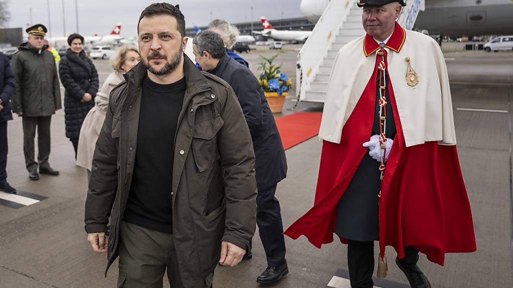 Wolodymyr Selenskyj nach der Ankunft mit einer ukrainischen Maschine auf dem Flughafen Zürich-Kloten.