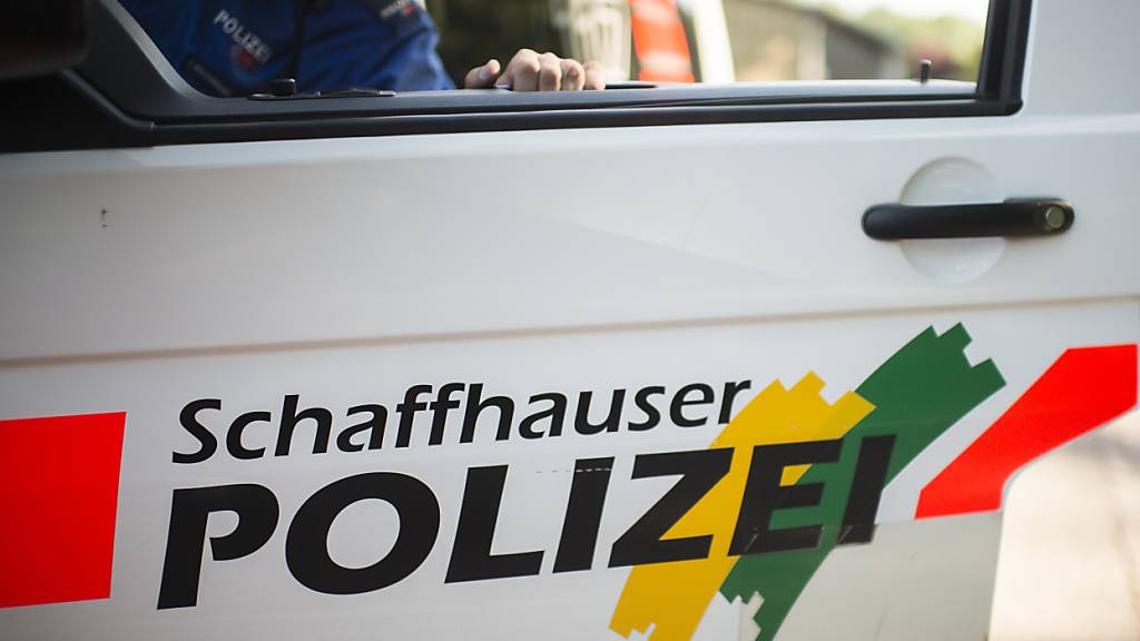 Die Schaffhauser Polizei warnt vor falschen Dachdeckern. Diese bestahlen am Donnerstag eine 93-jährige Hausbesitzerin in Beringen. (Symbolbild)