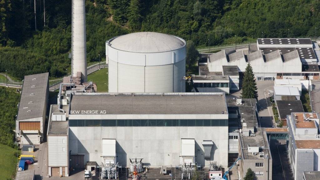 Das AKW Mühleberg bei Bern soll als erstes Schweizer Atomkraftwerk zurückgebaut werden. (Archiv)