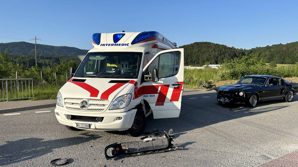  Ambulanz baut Unfall in Würenlos: «Mit Blaulicht unterwegs zu sein, ist immer gefährlich»