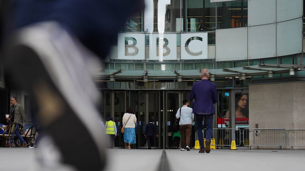 Die BBC und einer ihrer Moderatoren sehen sich schweren Vorwürfen ausgesetzt.