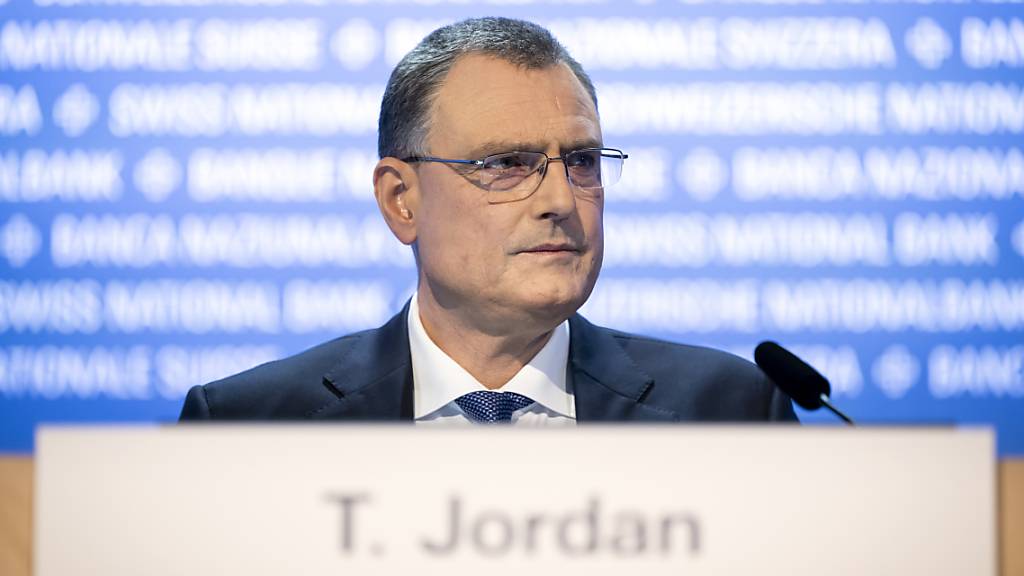 «Die Nationalbank wird sich weiterhin im Gesamtinteresse des Landes voll und ganz dafür einsetzen, die Preisstabilität in der Schweiz zu sichern.» Das versprach der abtretende Direktoriumspräsident Thomas Jordan laut Redetext am Freitag in seiner Rede an der SNB-GV in Bern.