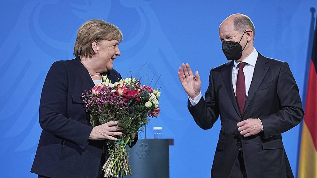 Die bisherige Bundeskanzlerin Angela Merkel (CDU) übergibt das Amt an den neu gewählten Bundeskanzler Olaf Scholz (SPD). Foto: Michael Kappeler/dpa