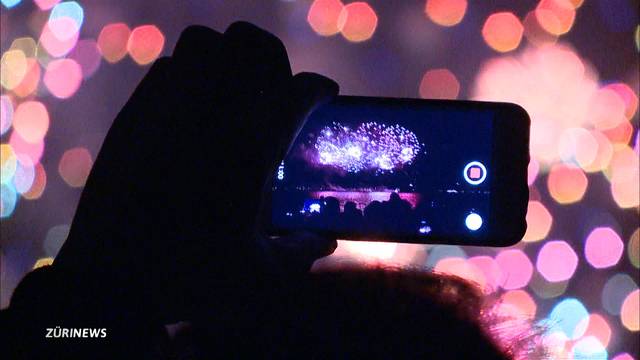 Tiefes Feuerwerk trifft auf Begeisterung