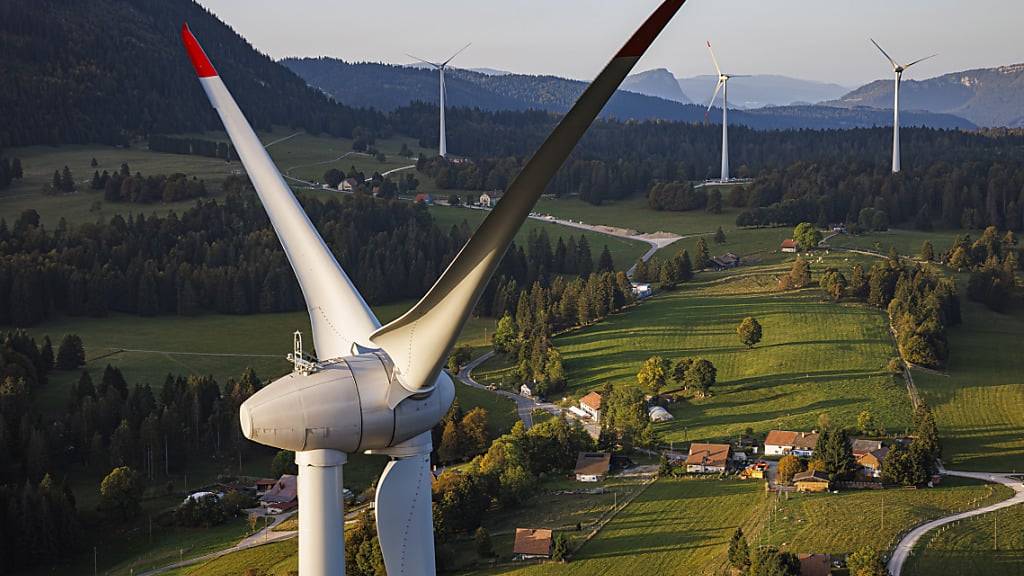 Windräder bei Sainte-Croix VD. Auch im Kanton Luzern sollen neue Windkraftanlagen gebaut werden. (Archivaufnahme)