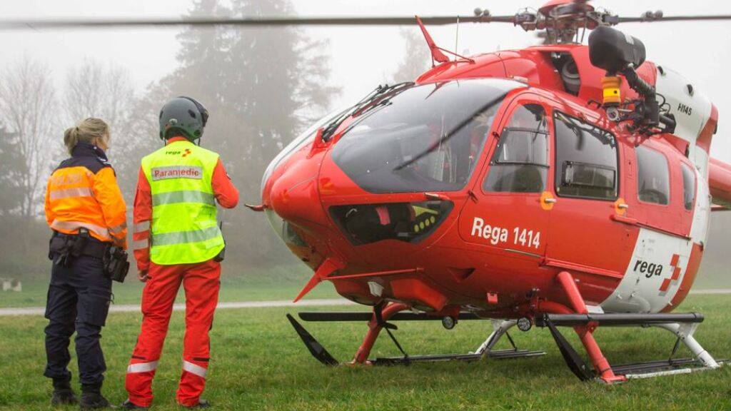 Ein Helikopter der Rega flog den verletzen Mann in ein Spital. (Symbolbild)