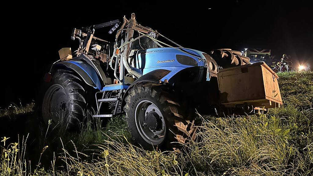 Traktor überschlägt sich bei Unfall in Steinerberg SZ