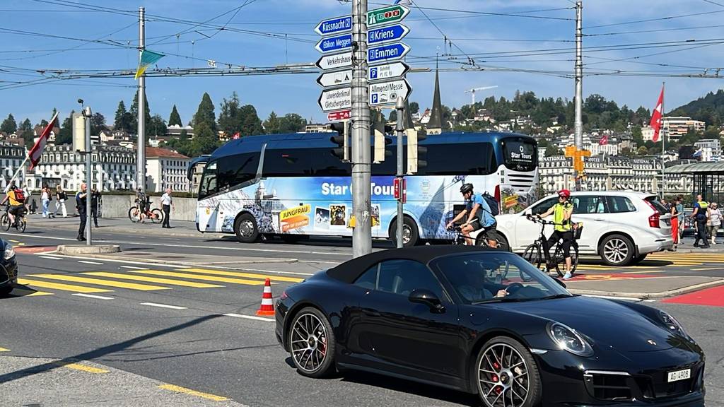 Unfall zwischen Reisecar und Velo – 1 Person verletzt