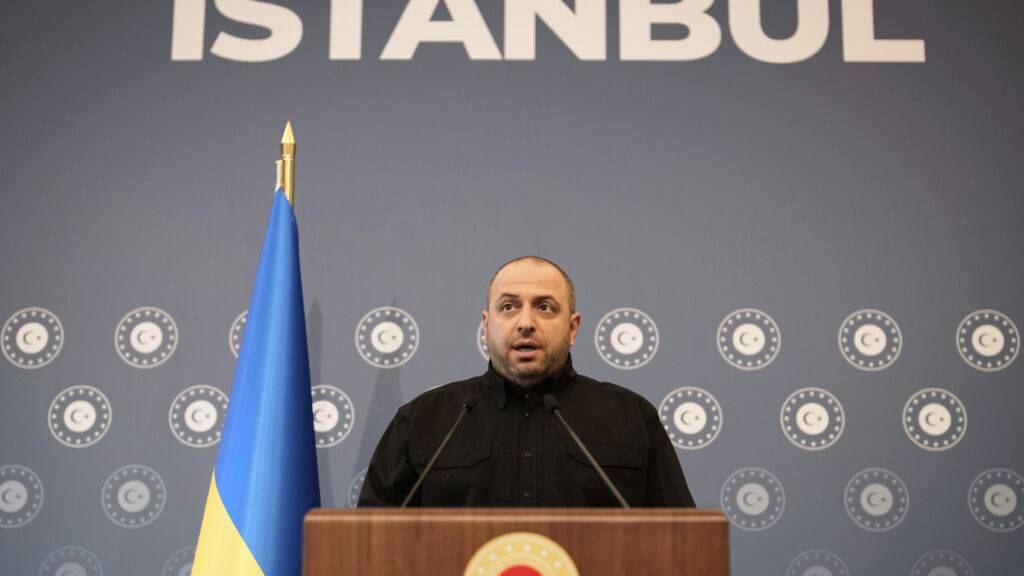 ARCHIV - Der damalige ukrainische Verhandlungsführer in Istanbul, Rustem Umjerow, spricht zu den Journalisten während einer Pressekonferenz im Ciragan-Palast im Anschluss an die Friedensverhandlungen zwischen der Ukraine und Russland. Angesichts des Korruptionsskandals in der Ukraine hat die Kiewer Führung Spekulationen über eine mögliche Flucht von Ex-Verteidigungsminister Rustem Umjerow dementiert. Foto: Emrah Gurel/AP/dpa