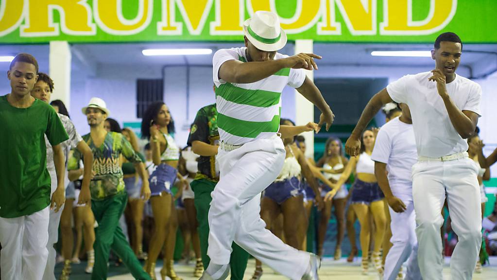 Tänzer der Sambaschule Imperatriz Leopoldinense nehmen an einer Gemeinschaftsprobe im Hauptquartier der Schule für den Karnevalsumzug 2022 in Ramos, im Norden von Rio de Janeiro, teil. Foto: Fernando Souza/dpa