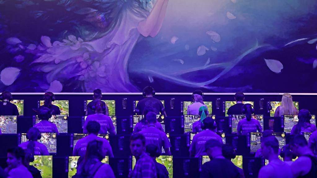 Die Gamescom soll erstmals digital stattfinden - im Bild spielen Besucher der Gamescom 2019 das Computerspiel «Final Fantasy».