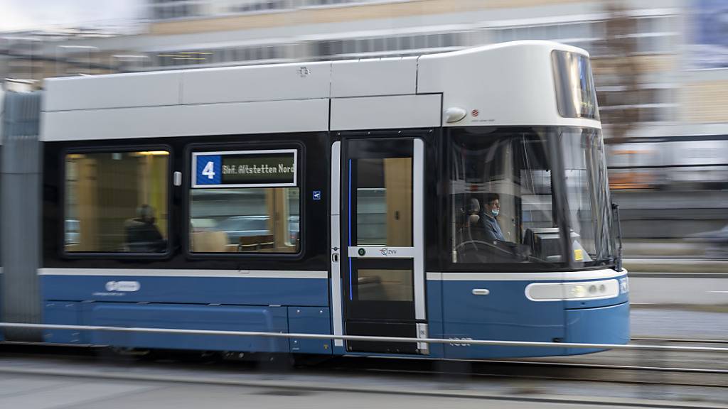 Das VBZ-Abonnement soll nur noch 365 Franken pro Jahr kosten. Entscheiden werden die Stadtzürcher Stimmberechtigten. (Symbolbild)