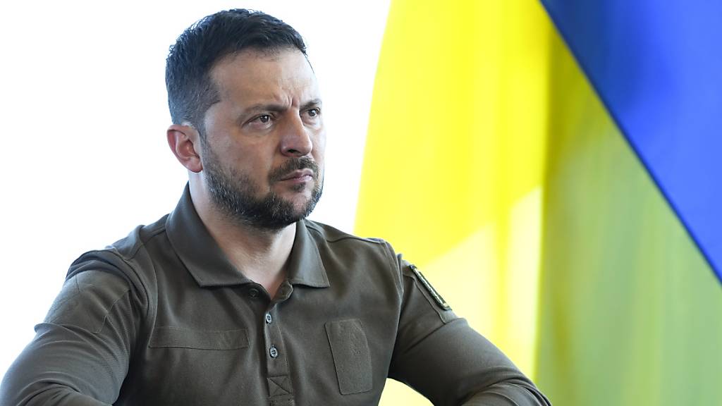Der Sprecher der ukrainischen Heeresgruppe Ost nahm Stellung zu den missverständlichen Äusserungen von Präsident Wolodymyr Selenskyj, die zunächst als Bestätigung für die russische Eroberung Bachmuts gewertet wurden.