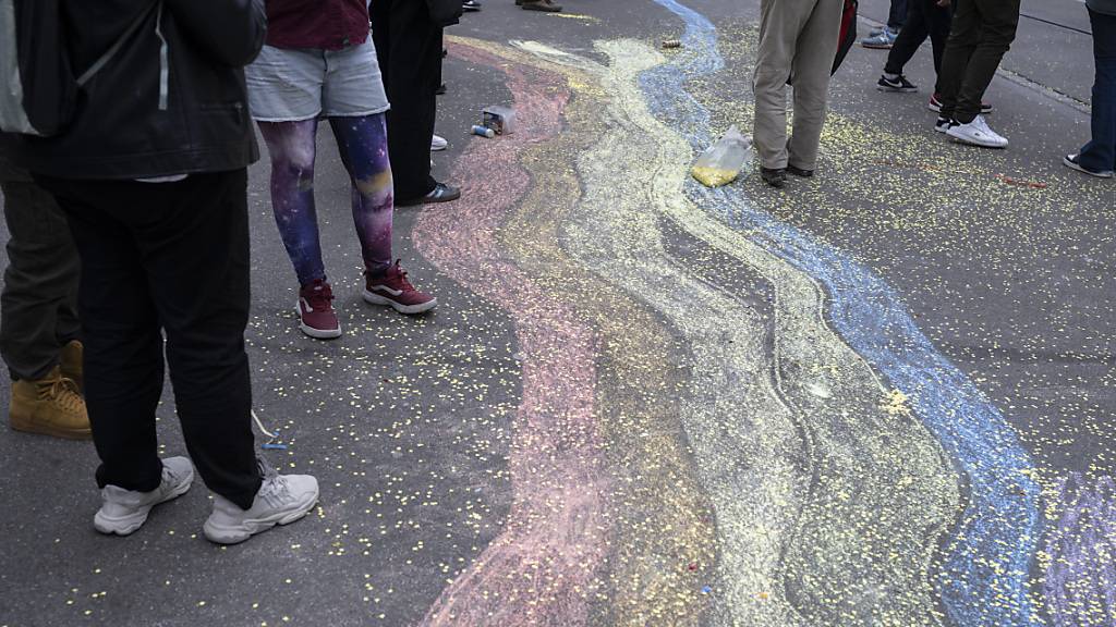Brandy Butler organisiert die Drag Story Times. Im vergangenen Mai musste eine solche Vorlesestunde wegen einer angekündigten Gegendemonstration unter Polizeischutz durchgeführt werden. (Archivbild)