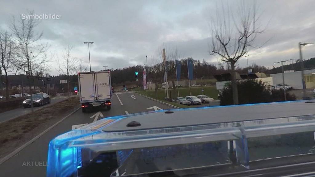 Teurer Unfall: Eine Ambulanz kracht in Würenlos in einen Ford Mustang-Oldtimer