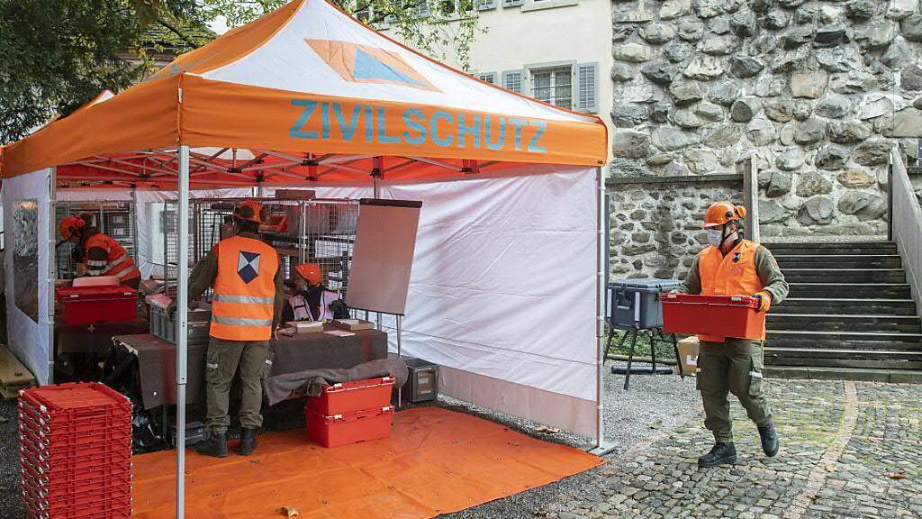 Schweizer Frauen sowie niedergelassene Ausländerinnen und Ausländer müssen künftig einen halbtägigen Infoanlass «Bevölkerungsschutz» besuchen. Wer nicht teilnimmt, muss eine Busse bezahlen. (Symbolbild)