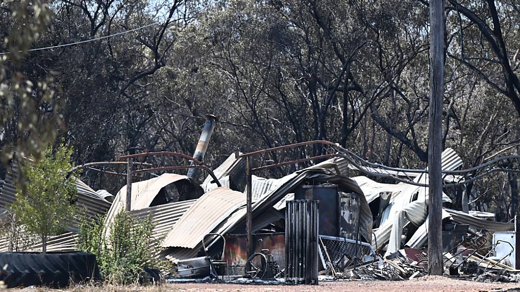 A Property is seen after being destroyed by bushfire near the town of Tara, Queensland, Thursday, October 26, 2023. Sixteen homes have been destroyed and two lives lost due to the bushfires affecting the Darling Downs region.  (AAP Image/Darren England) NO ARCHIVING