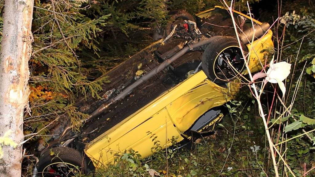 Das Auto wurde beim Sturz in einen bewaldeten Abhang total demoliert. Die vier Insassen konnten sich selber aus dem Wrack befreien.
