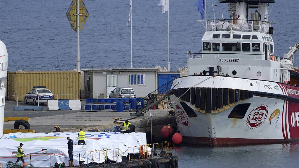 dpatopbilder - Hafenmitarbeiter bereiten Hilfsgüter für den Gazastreifen auf einer Plattform neben dem einem Schiff von Open Arms vor. Das Schiff der spanischen Hilfsorganisation soll zum Auftakt eines angekündigten Seekorridors zunächst rund 200 Tonnen Lebensmittel von Zypern aus transportieren und in den nächsten Tagen eintreffen, wie der britische Sender BBC meldete. Foto: Petros Karadjias/AP/dpa