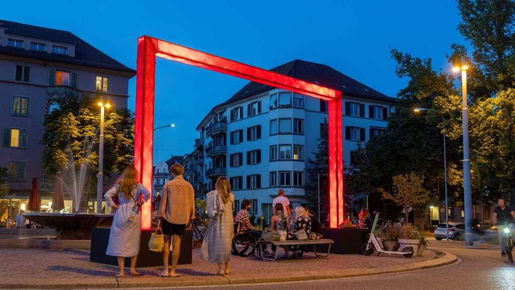 Eines der zehn roten Riesengoals steht auf dem Bullingerplatz.