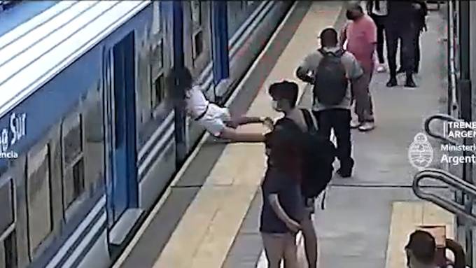 Frau fällt ohnmächtig unter fahrenden Zug - und überlebt unverletzt