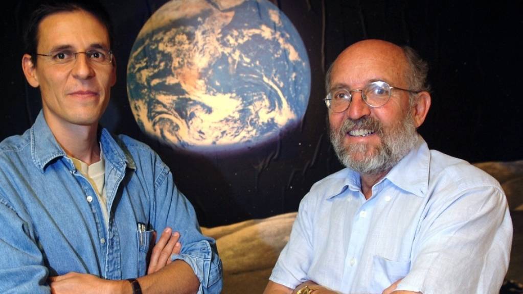 Didier Queloz und Michel Mayor entdeckten 1995 den ersten Exoplaneten bei einem sonnenähnlichen Stern. Seither wurden über 4000 Planeten bei fernen Sternen nachgewiesen. Die Exoplanetenforschung zeigt aber auch, wie einzigartig die Erde ist.