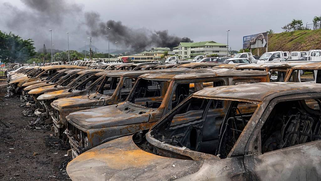 dpatopbilder - ARCHIV - Nach Unruhen in Noumea stehen verbrannte Autos in einer Reihe. Frankreich hat den Ausnahmezustand über das französische Pazifikgebiet Neukaledonien verhängt. Nun hat auch der französische Premierminister einen Besuch angekündigt. Foto: Nicolas Job/AP/dpa