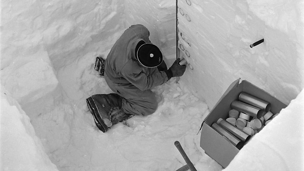 Ein Mitarbeiter des Instituts für Lawinenforschung (SLF) bemisst im Jahr 1953 auf dem Weissfluhjoch in Davos eine Schneedecke. Das SLF warnt seit 75 Jahren in einem Bulletin vor Lawinen. (Archivbild)