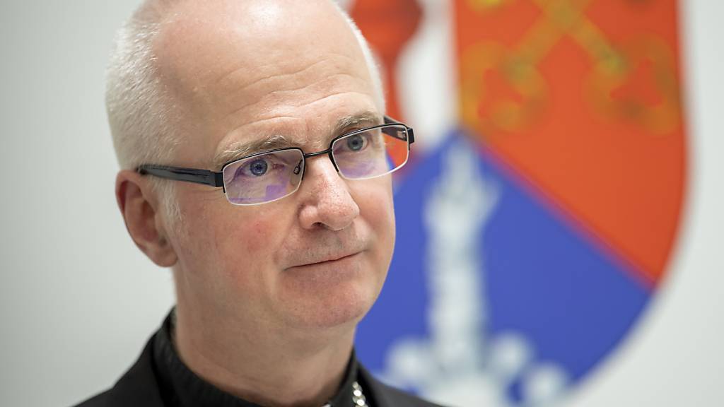 Bischof Charles Morerod nimmt nach seinem notfallmässigen chirurgischen Eingriff vom September «allmählich» seine Aufgaben wieder auf. «Ich muss mich noch schonen», sagte das Oberhaupt der Diözese Lausanne, Genf und Freiburg. (Archivbild)