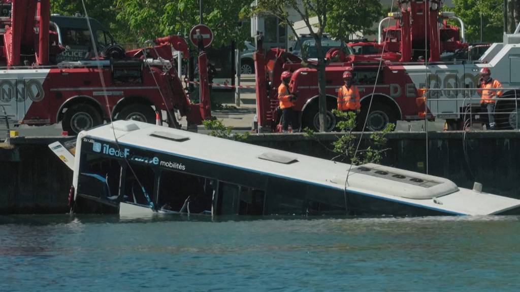 Bus stürzt südlich von Paris in die Seine