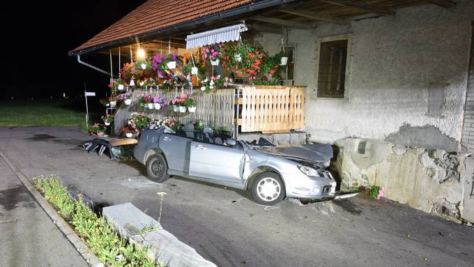 23-Jährige fährt im Entlebuch mit Auto in Veranda