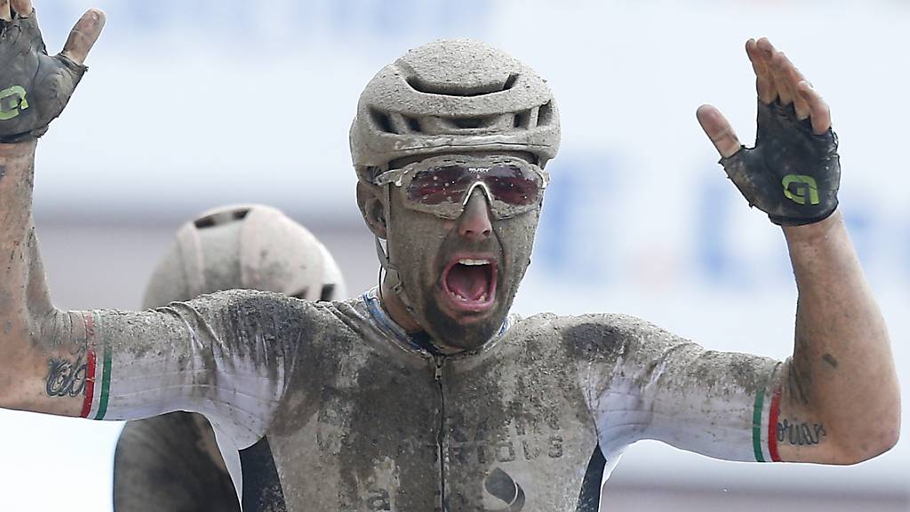 Sonny Colbrelli bejubelt seinen Triumph bei Paris - Roubaix