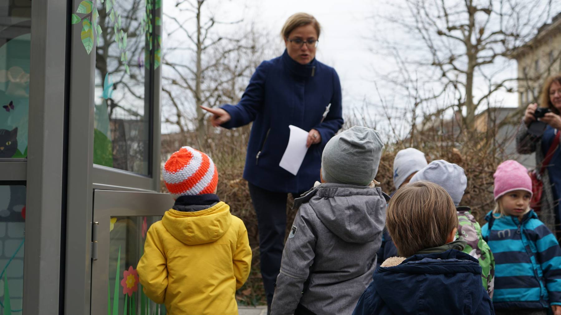 St.Galler Stadträtin Maria Pappa erklärt den Kindern wie die Märlistation funktioniert. 
